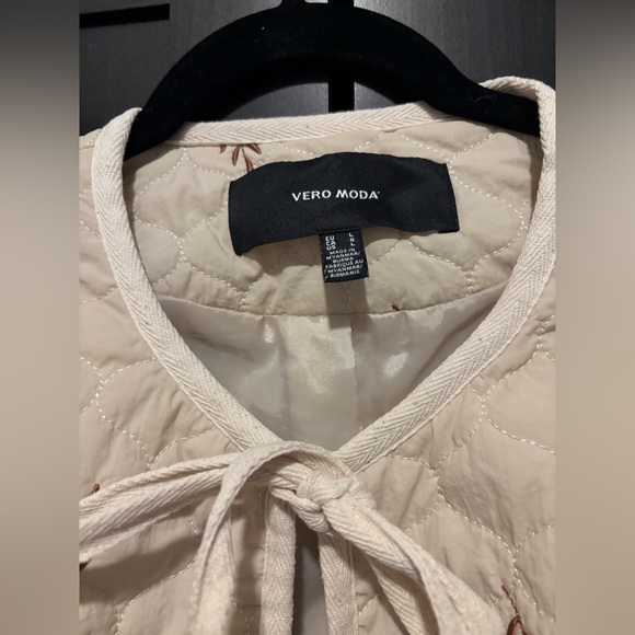 Vero Moda tie front quilted short jacket in cream, size L - Picture 4 of 6